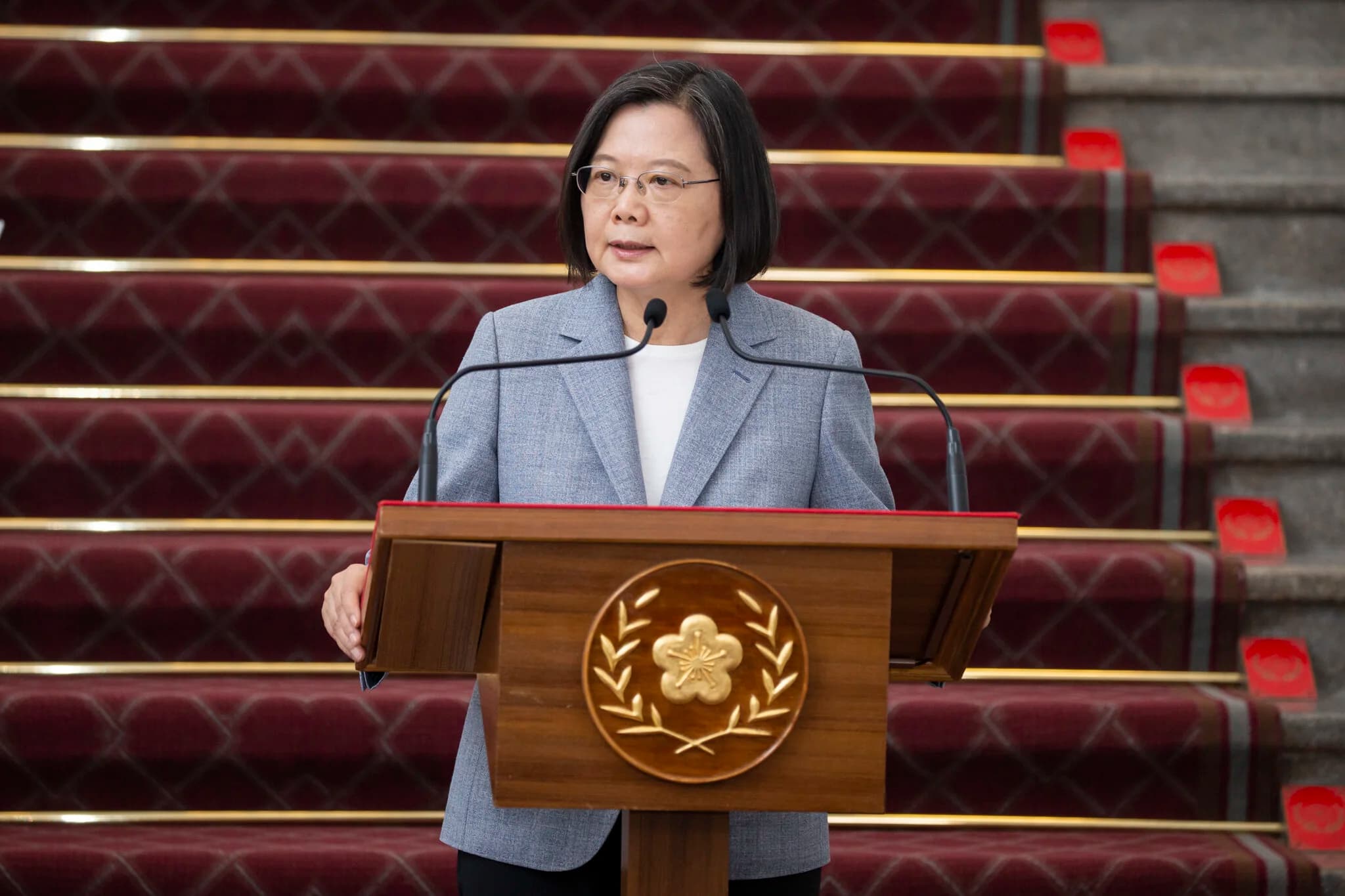 總統蔡英文打臉衛福部長陳時中。攝：Mori/Office of the President