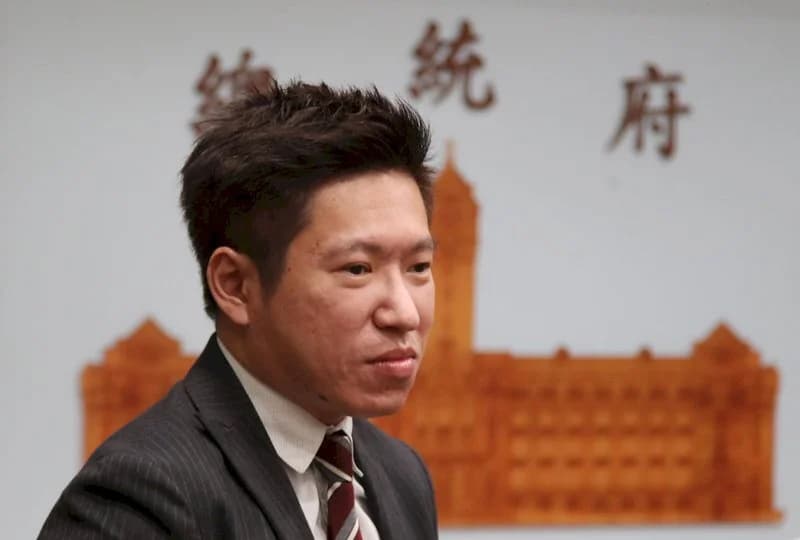 總統府發言人張惇涵開酸國民黨高雄市長參選人李眉蓁。圖片來源：中央通訊社