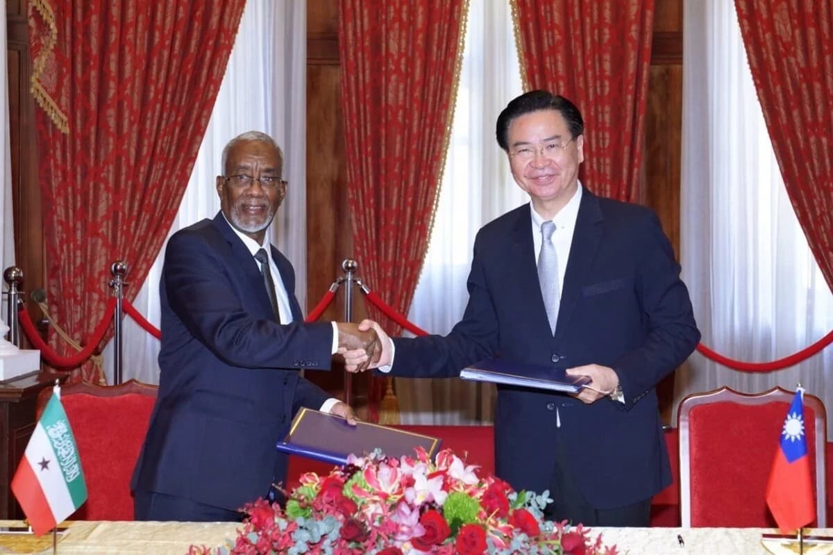外交部長吳釗燮與索馬里蘭外長穆雅辛（H.E Yasin Hagi Mohamoud）。圖片來源：中華民國外交部/Twitter