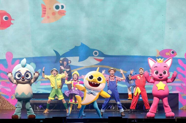 麥卡錫在音樂劇「鯊魚寶寶Live秀」巡迴演出的舞台上表演。圖片提供：納維芙·伊內茲·麥卡錫