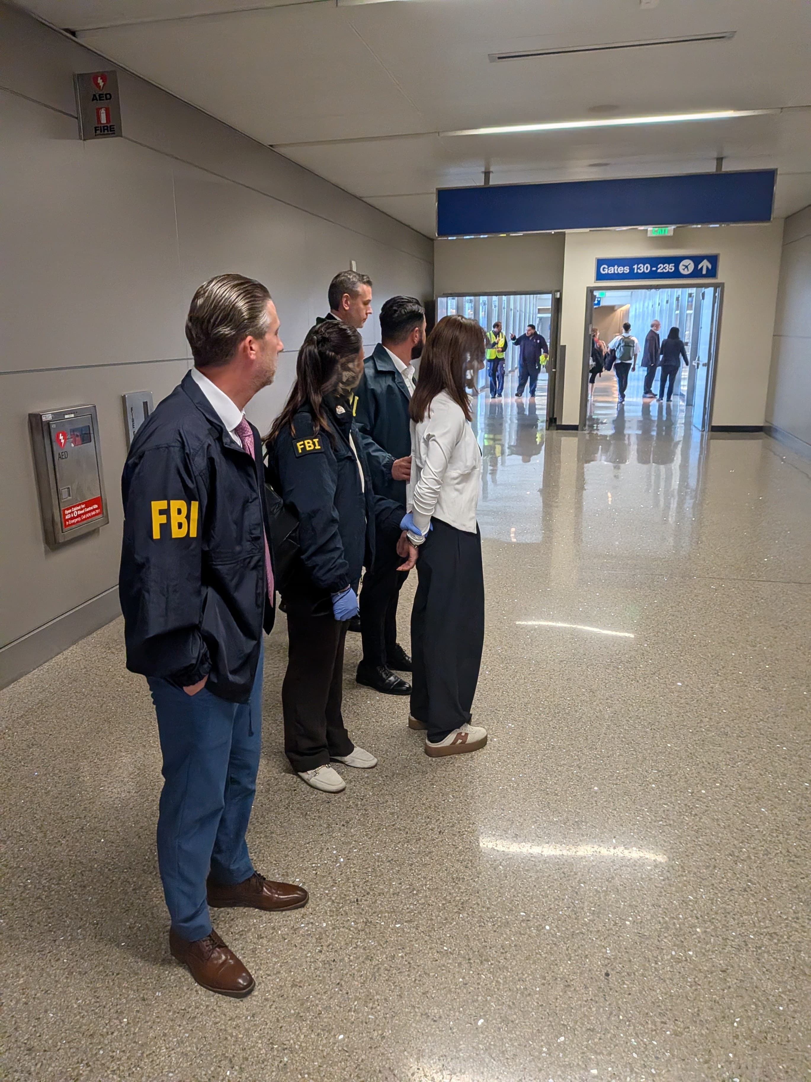 張婉瑩在洛杉磯機場被聯邦調查局幹員逮捕。圖片來源：FBI Los Angeles