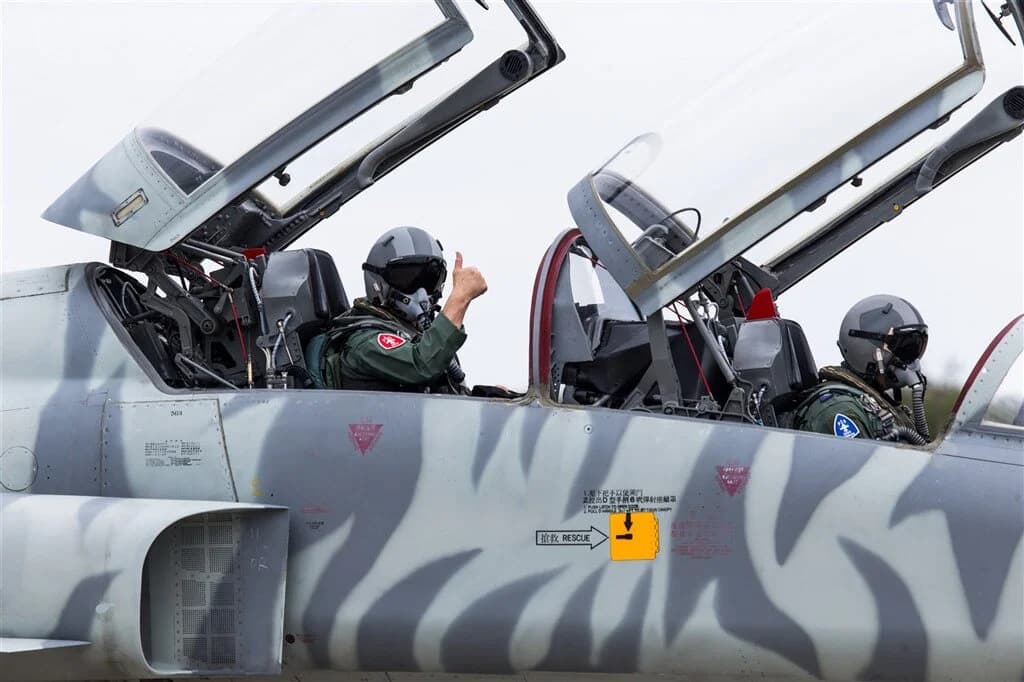 5個月前殉職飛官母才警告「再出事就跳海」 今再傳F-5E戰機相撞墜海1無意識、1失蹤