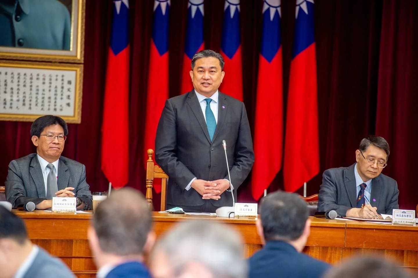 東窗事發48小時! 王定宇不回應同居醜聞 顧左右而言他遭轟:跟你問打炮,你回我打卡