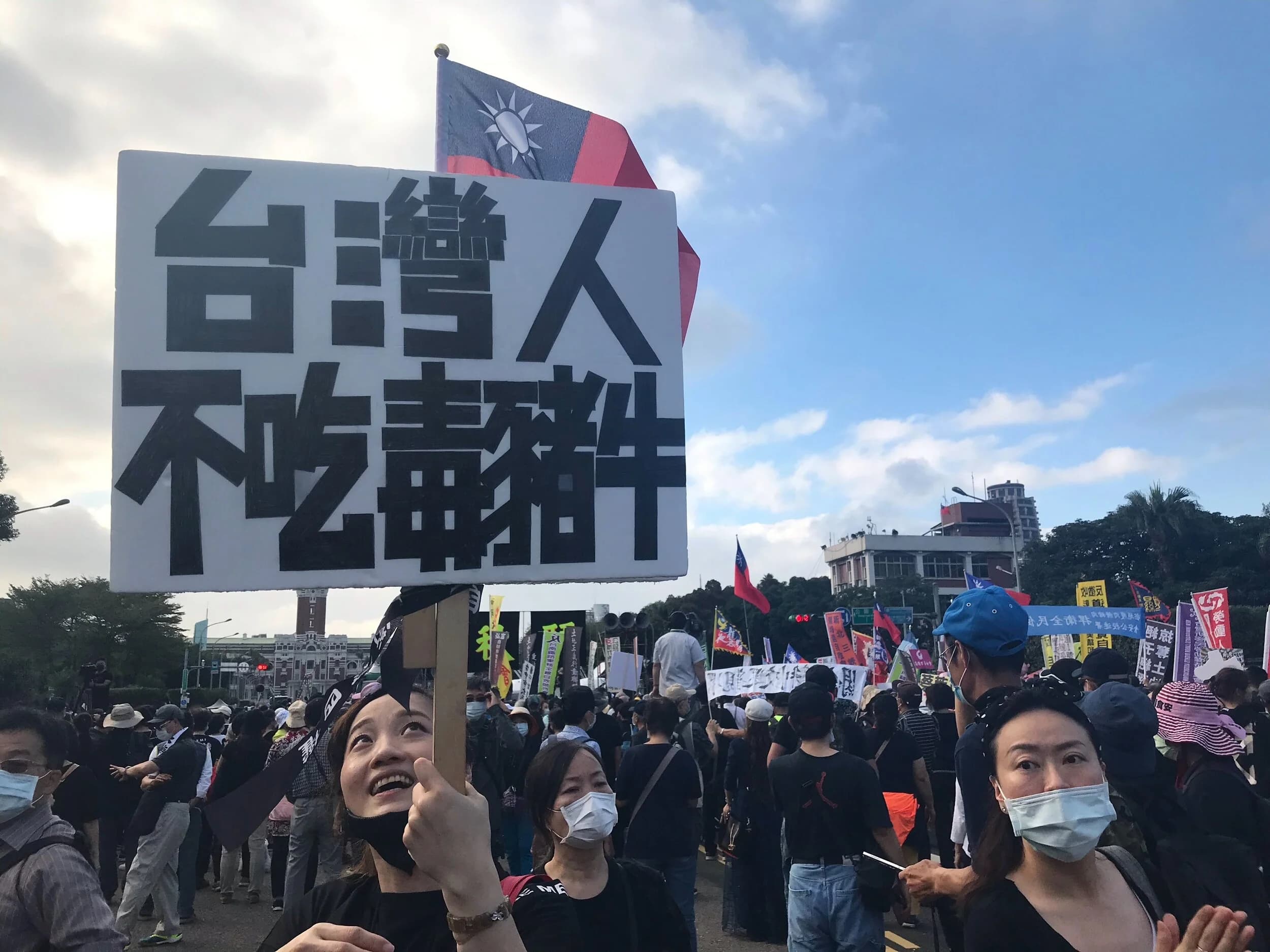 不滿開放「美國毒豬」、箝制言論自由 6萬人怒圍民進黨中央要蔡英文下台