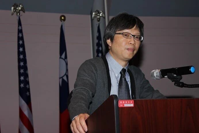 挺英教授護航政府「不普篩武肺」 更嗆:趕快做愛滋病普篩