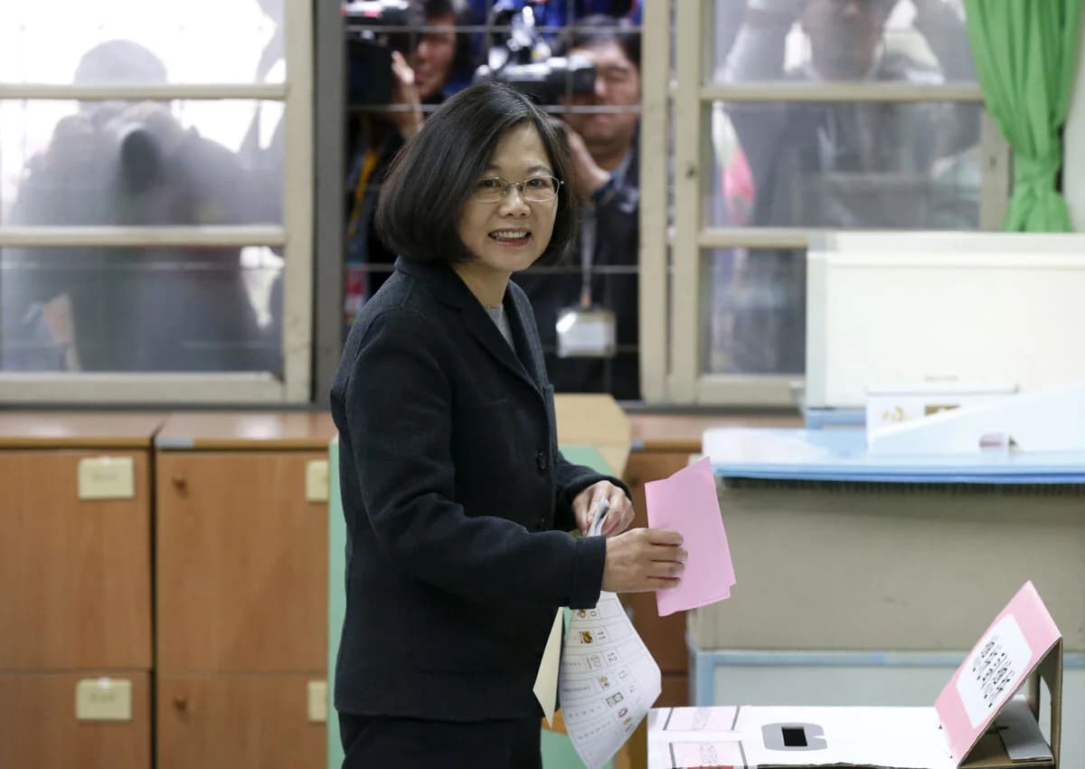 蔡英文在2016大選時於投票所內拍照。圖片來源:新浪新聞