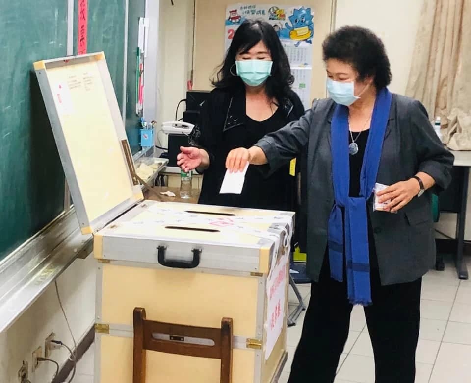 前總統府秘書長陳菊參與罷韓投票,並在臉書Po出投票所內的畫面。圖片來源:陳菊/Facebook