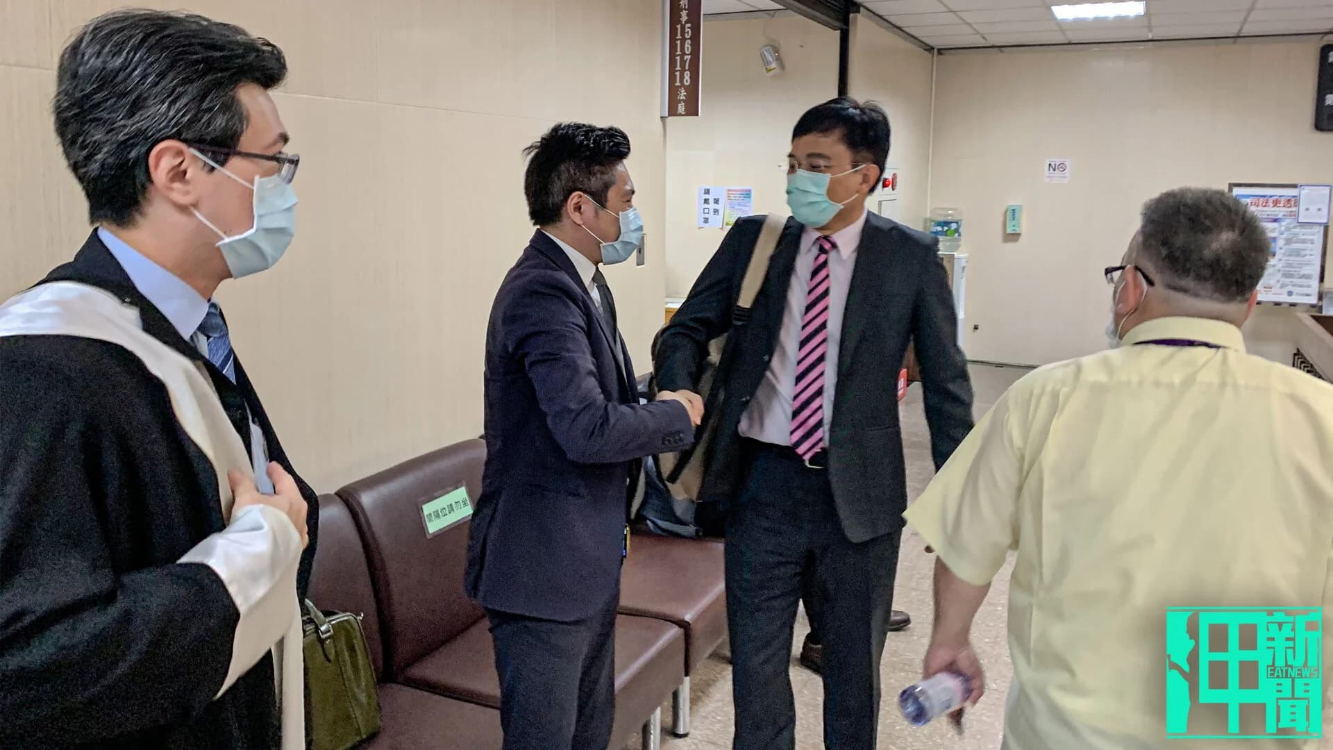 總統府發言人張惇涵與資深媒體人彭文正。攝:政治中心/呷新聞