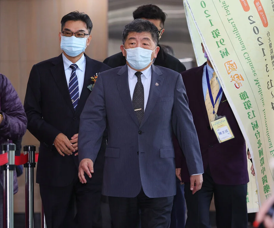 可憐吶!7天前才稱七成醫護願意打AZ疫苗 防疫指揮中心昨公布數據:僅三成願接種