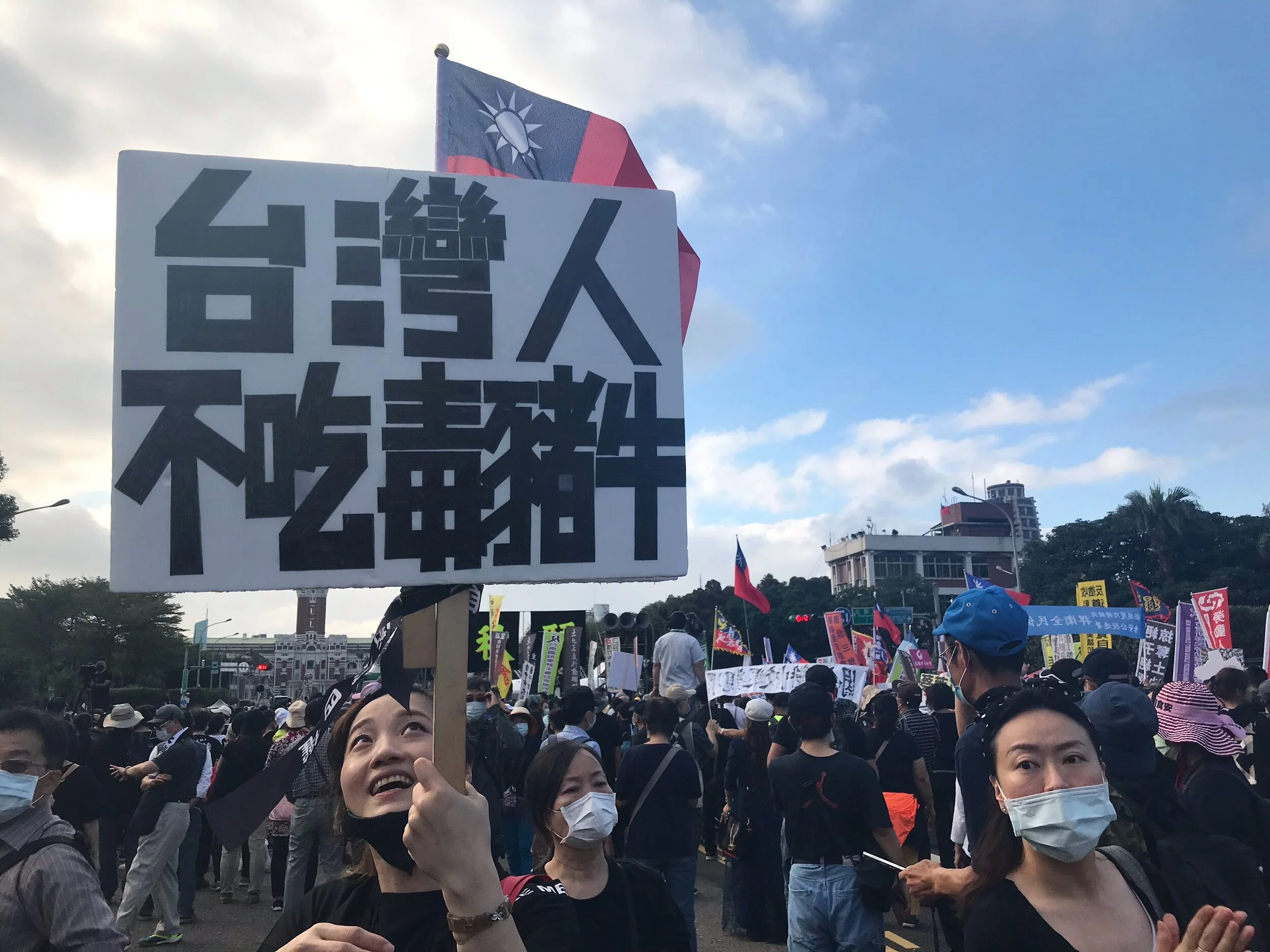 不滿開放「美國毒豬」、箝制言論自由 6萬人怒圍民進黨中央要蔡英文下台